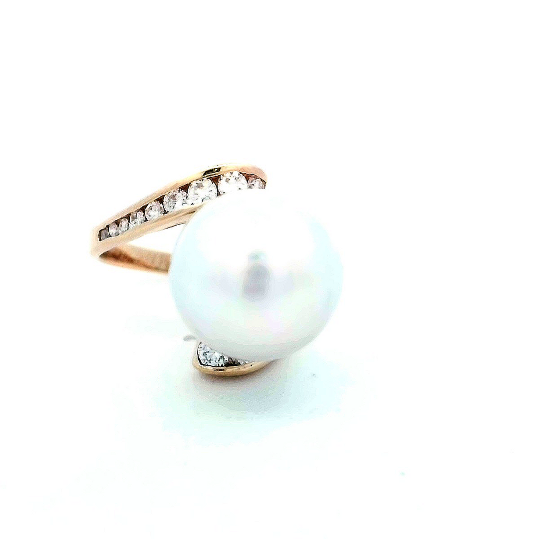 14kt Yellow Gold Cultured Pearl & Diamond Elegant Ring